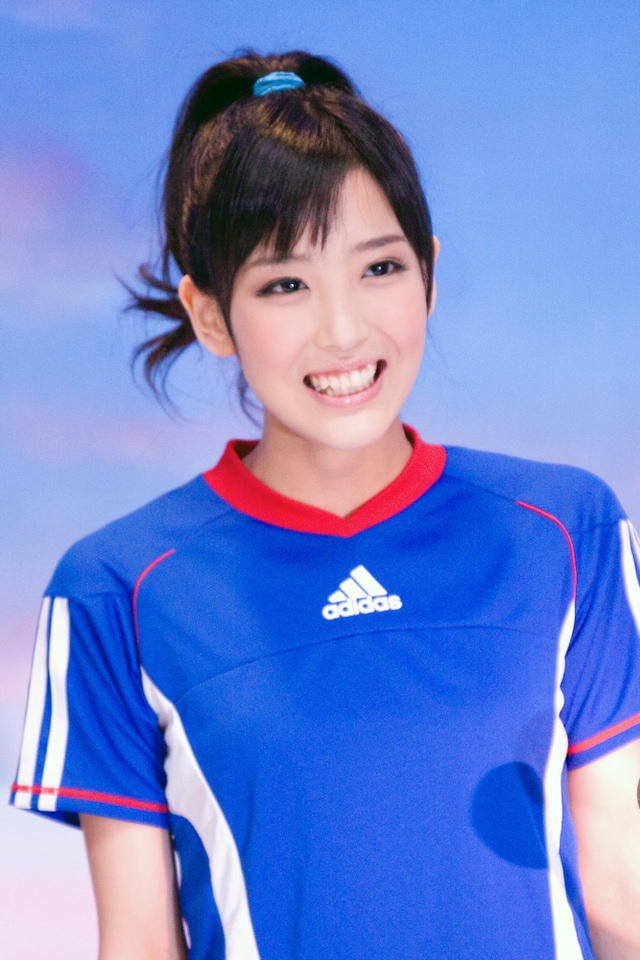 北原沙弥香はビデオクリップの中で、5種類のスポーツウェア姿を披露。