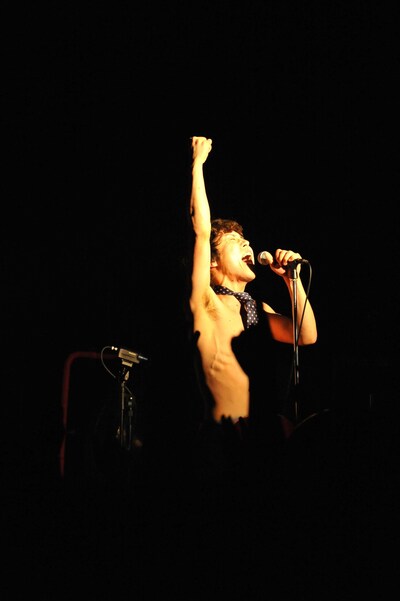 拳を突き上げ観客を煽るゲイリー・ビッチェ。