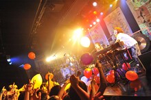 暴走気味のパフォーマンスでツアー初日を飾ったモーモールルギャバン。