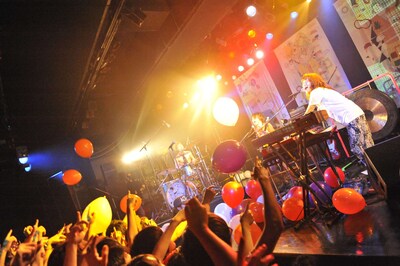 暴走気味のパフォーマンスでツアー初日を飾ったモーモールルギャバン。