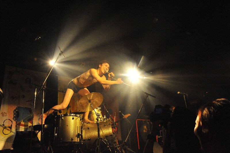 ゲイリー・ビッチェはMCで「俺だったらこんなバンドにドリンク代込みで3500円も払わない。来てくれてありがとう！」と自虐的な言葉でファンに感謝を伝えた。