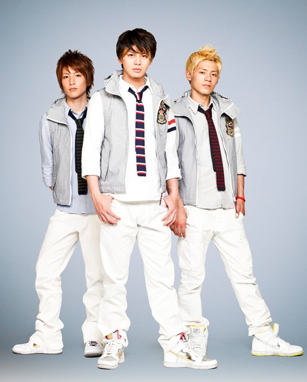 サーターアンダギー（写真左から松岡卓弥、山田親太朗、森公平）