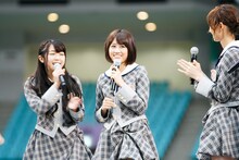 ソロデビューを発表した前田敦子（写真中央）。