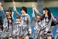 写真左から高城亜樹、宮澤佐江、指原莉乃。