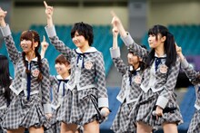 写真左から高城亜樹、宮澤佐江、指原莉乃。