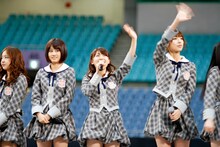 写真左から板野友美、前田敦子、大島優子、篠田麻里子。