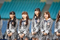 写真左から峯岸みなみ、河西智美、柏木由紀、高橋みなみ。