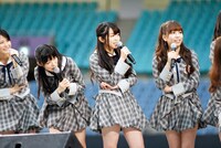 写真左から横山由依、指原莉乃、峯岸みなみ、河西智美。