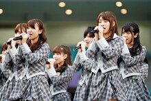 「誰かのために -What can I do for someone?-」を歌唱するAKB48。