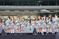 「誰かのために -What can I do for someone?-」を歌唱するAKB48。