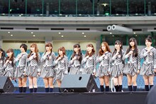 「誰かのために -What can I do for someone?-」を歌唱するAKB48。