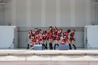 「愛、チュセヨ」を披露する選抜メンバー12名。