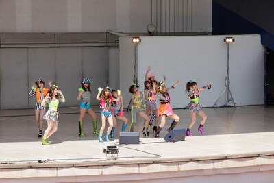 「淡路島のタマネギ」を歌うアンダーガールズB。