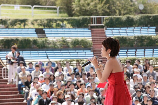 「愛よ 動かないで」を歌う西国原礼子。