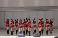 「愛、チュセヨ」を披露する選抜メンバー12名。