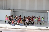 「孤独のランナー」を披露するメンバー。