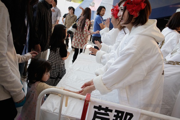写真は握手会の模様。