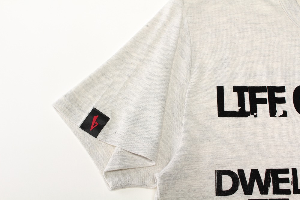 写真はチャリティTシャツの袖のデザイン。
