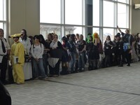 思い思いのファッションで開演を待つオーディエンスたち。