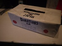 ライブ会場に設置された募金箱。