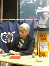 「HoSoNoVa」スタンプを押す細野晴臣。