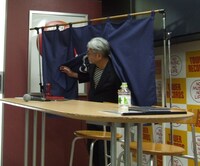 のれんをヒョイとくぐる細野晴臣。