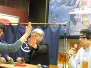 ファンとハイタッチをする細野晴臣。