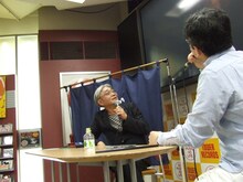 「悲しみのラッキースター」のPVについて解説する細野晴臣。