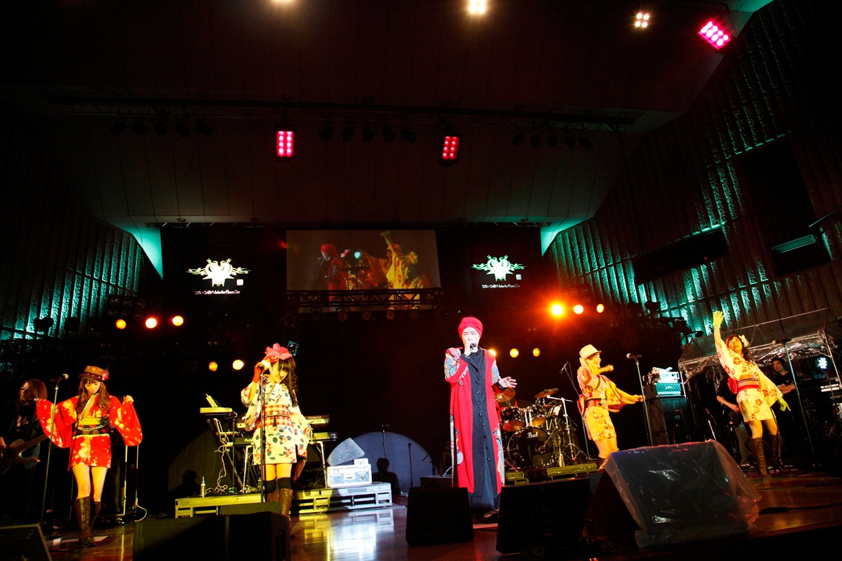 大槻ケンヂと絶望少女達（写真は4月24日「咲く乱状態in日比谷野音2011」より）