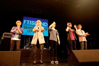 写真は4月23日にZepp Tokyoで行った、4thシングル「SATISFACTION」のリリース記念イベントの模様。座ってしまうと後ろのお客さんが見えないというメンバーの心遣いで、立ったままトークが行われた。