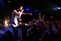 観客と拳を突き合わせるKj。