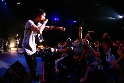 観客と拳を突き合わせるKj。