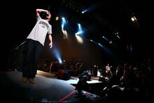 「Fantasista」の演奏中は、お立ち台でATSUSHIとDRI-Vにも負けない卓越したダンスを披露したTAKUMA。