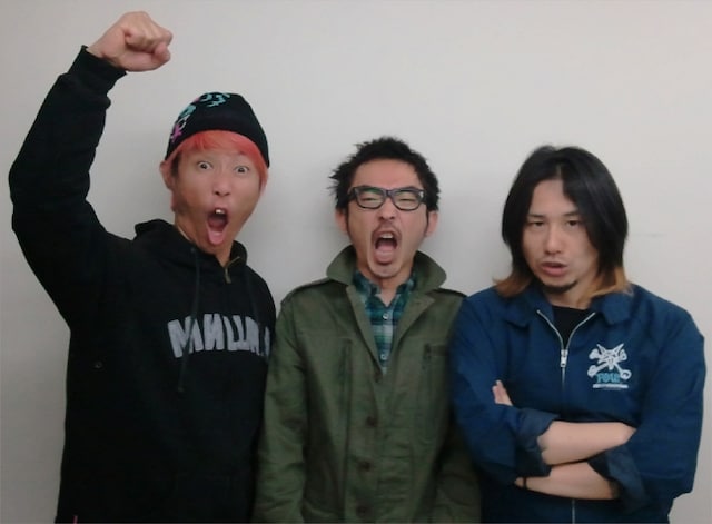 写真左より難波章浩、恒岡章、横山健。