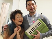 息ピッタリの表情を見せる加藤登紀子（写真左）と槇原敬之（右）。