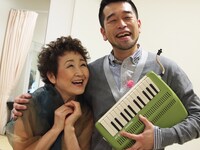 息ピッタリの表情を見せる加藤登紀子（写真左）と槇原敬之（右）。