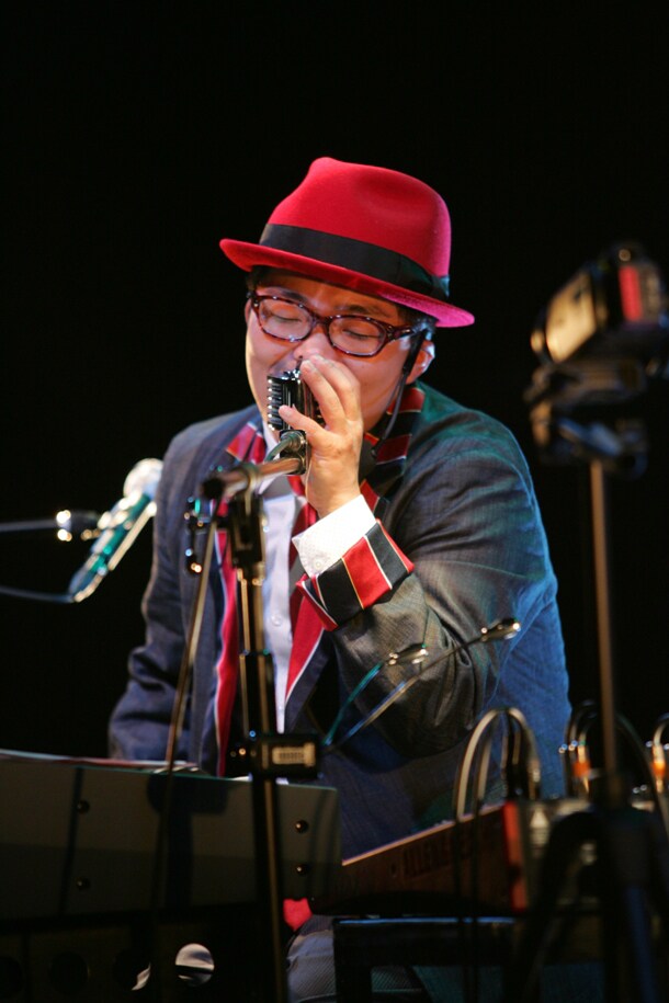 ライブ終盤に披露された「It's YOU」は「自分の周りの人を大切にしましょう」というマザー・テレサの言葉からインスピレーションを受け生まれた曲だという（撮影：古賀恒雄）。