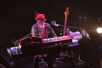 「無言の月」「SHIBUYA NIGHT」ではブース後方に用意されたベース＆アコースティックギターのプレイも披露された（撮影：古賀恒雄）。