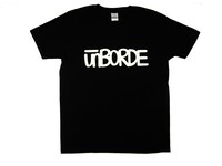 エリック・ヘイズがロゴデザインを手がけたコラボTシャツ。写真はブラックの表側。