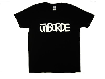 エリック・ヘイズがロゴデザインを手がけたコラボTシャツ。写真はブラックの表側。