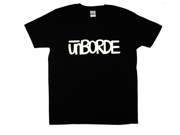 エリック・ヘイズがロゴデザインを手がけたコラボTシャツ。写真はブラックの表側。