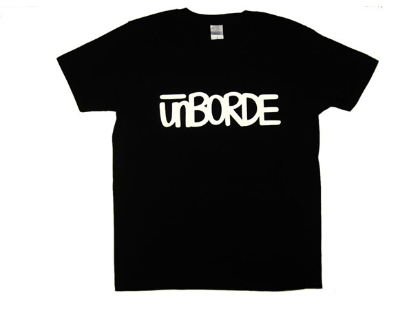 エリック・ヘイズがロゴデザインを手がけたコラボTシャツ。写真はブラックの表側。