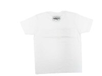 エリック・ヘイズがロゴデザインを手がけたコラボTシャツ。写真はホワイトの裏側。