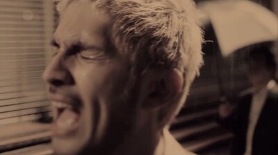 雨の中絶唱する平井堅（写真は「いとしき日々よ」ビデオクリップのワンシーン）。