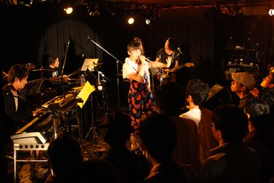 南波志帆はアンコールの「Bless You, Girls!」まで合計12曲を披露した。