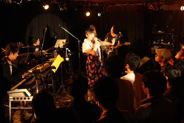 南波志帆はアンコールの「Bless You, Girls!」まで合計12曲を披露した。