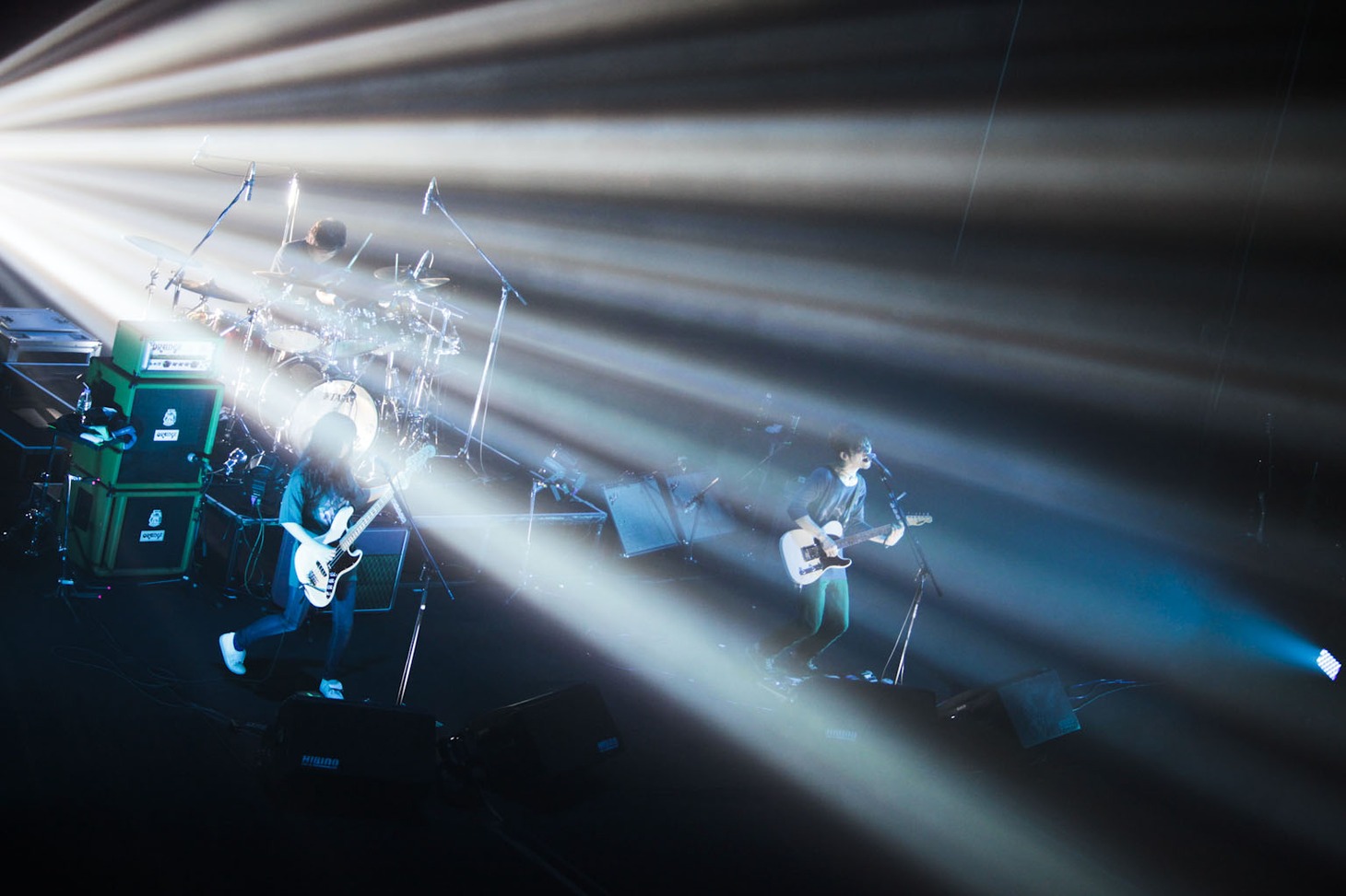 写真は「VIRGIN KILLER SUICIDE」初日公演の模様。