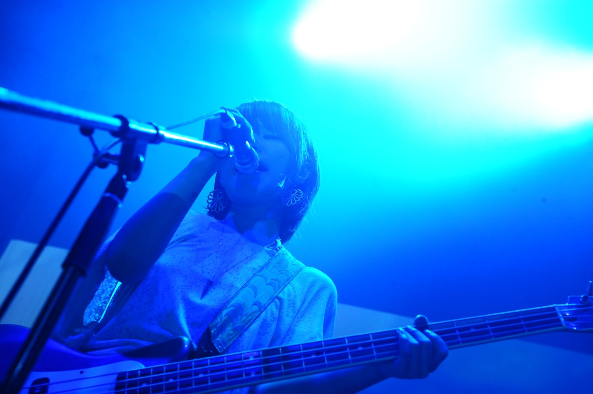 フルカワミキ（Vo, B / LAMA）（Photo by 成瀬正規）