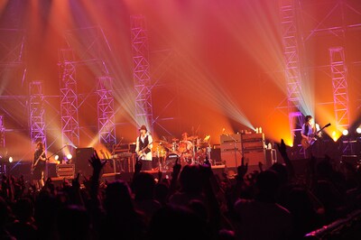 写真は「絶対延命ツアー」さいたまスーパーアリーナ公演の模様。