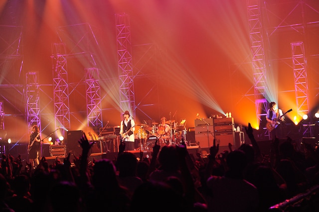 写真は「絶対延命ツアー」さいたまスーパーアリーナ公演の模様。